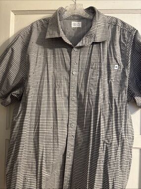 Hurley Gray & White Striped Short-Sleeve Button-Down Shirt